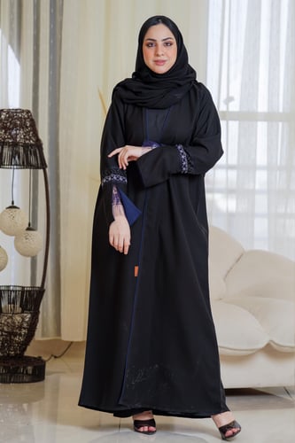 عباية ناعمة بتدخيلات تطريز كحلي ودانتيل ع الكم