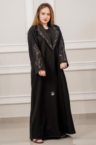 عباية أنيقة مع تطريز على الياقة والأكمام