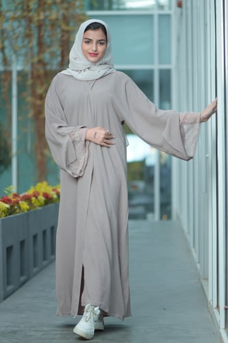 عباية زاهية بيج كلاسيك مع تدخيلات دانتيل ع الكم