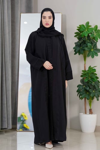 عباية سادة بتدخيلة قماش على الياقة والكم