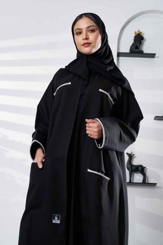 عباية رسمية بجيوب مزينة بخطوط شك الكرستال