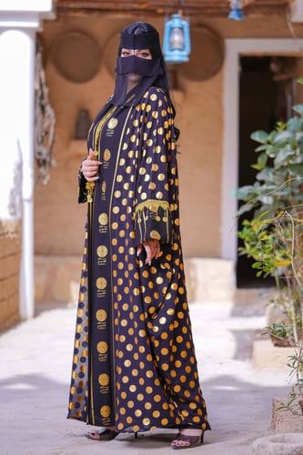 عباية يوم التأسيس مع تدخيلات قماش اسود متزين بهوية...