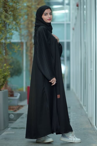 عباية سادة مع تدخيلات كسرات من الجوانب والكم