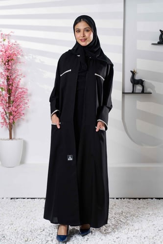 عباية رسمية بجيوب مزينة بخطوط شك الكرستال