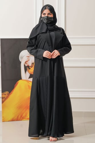 عباية سوداء ناعمة بكسرات أسفل العباية