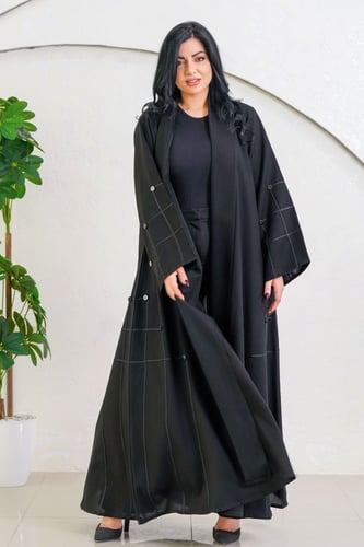 عباية زاهية ناعمة مع تدخيلات قيطان أسود
