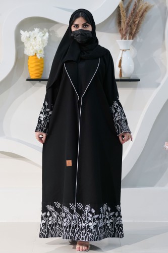 عباية زاهية بتطريز أبيض على أسفل العباية واليد