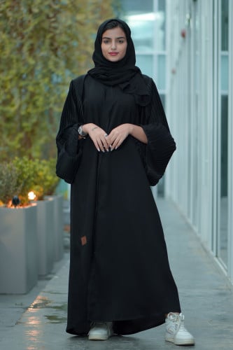 عباية ساده مع تدخيلات كسرات ع الكم