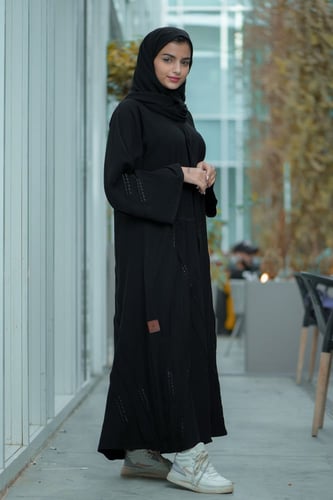 عباية اسود مطرزه بلون اسود ناعم