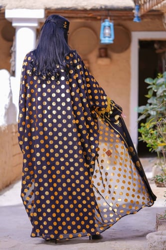 عباية يوم التأسيس مع تدخيلات قماش اسود متزين بهوية...