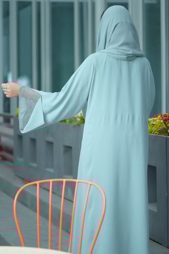 عباية زاهية تيفاني كلاسيك مع تدخيلات دانتيل ع الكم