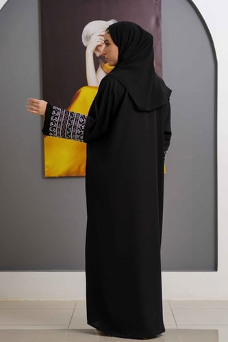 عباية كلاسيك بتطريز بني وابيض ع الكم