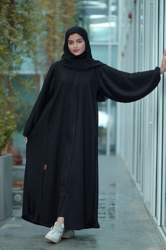 عباية سادة مع تدخيلات كسرات من الجوانب والكم