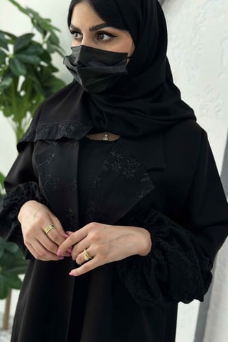 عباية بياقة انيقة وكم مزموم وتطريز اسودع الياقة وا...