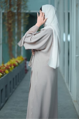 عباية زاهية بيج كلاسيك مع تدخيلات دانتيل ع الكم