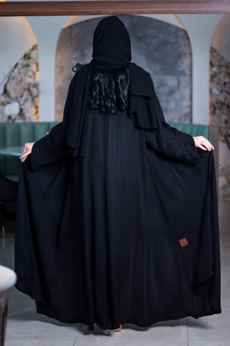 عباية بياقة مع قصة كم مائلة بقماش مقلم وناعم