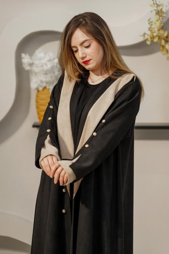 عباية شتوية شاموه أسود مع تدخيلات قماش بيج وأزارير...