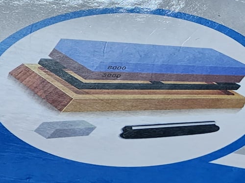 مسن حجر وجهين مع قاعده ومثبت للسكن