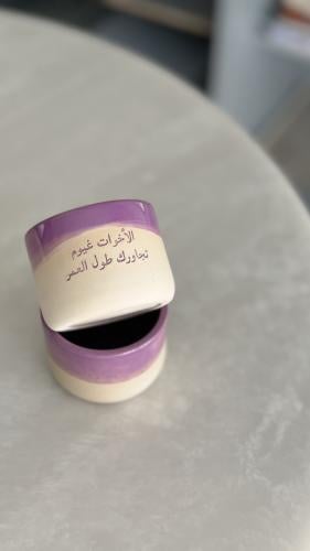 كوب بعبارة ( الأخوات غيوم تجاورك طول العمر)