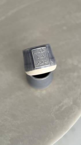 كوب بعبارة ( على قدر حلمك تتسع الأرض)