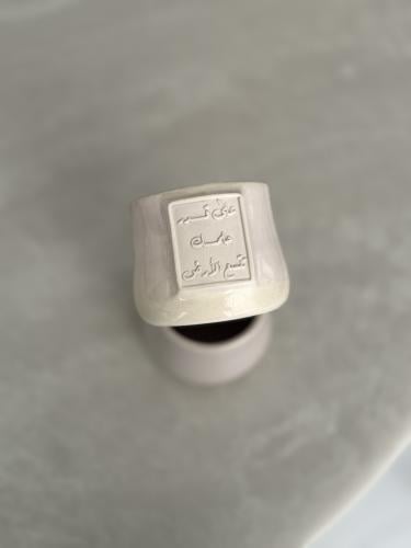 كوب بعبارة ( على قدر حلمك تتسع الأرض)