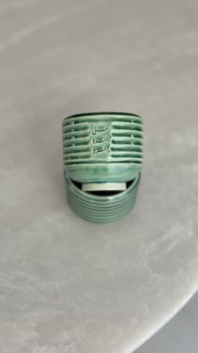 كوب بعبارة ( على الحلوة والمُرة)