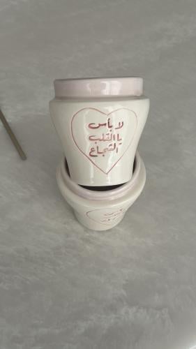 كوب بعبارة ( لا بأس يالقلب الشجاع )