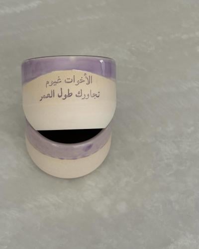 كوب بعبارة ( الأخوات غيوم تجاورك طول العمر)