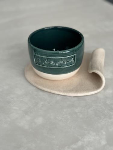 كوب مع طبق بعبارة (ياصَديقًا اُباهي بِرفقته كل سني...