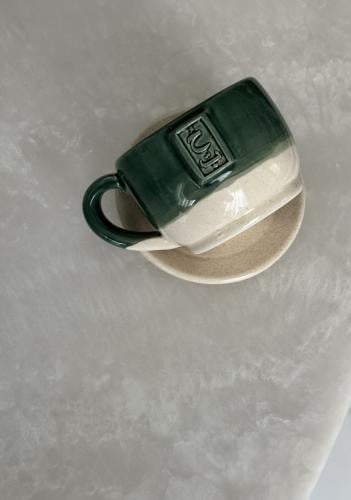 كوب مع طبق بعبارة ( حب)