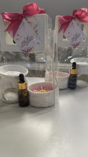 هديه لطيفه لأي مناسبه شمعه وفواحه مع زيت عطري وشمع...