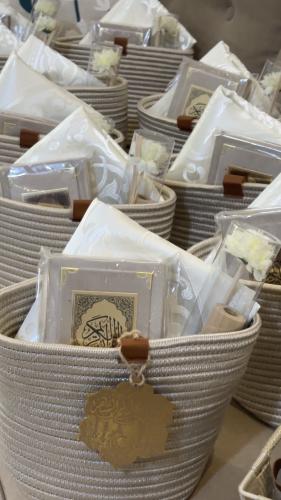 سله هديه رمضانيه تحتوي سله انيقه مع مصحف وسط وفواح...