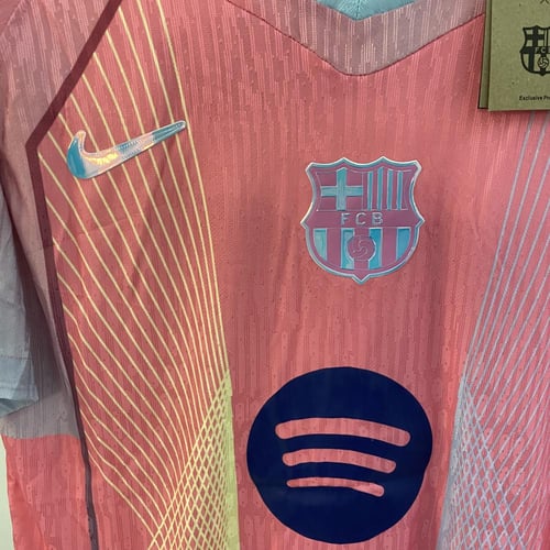 تيشيرت برشلونة الوردي 2026