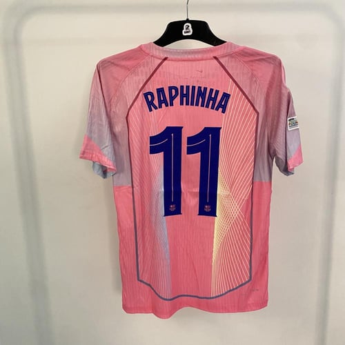 تيشيرت برشلونة الوردي 2026