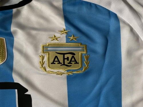 تيشيرت الأرجنتين بتوقيع ميسي نسخة الجماهير