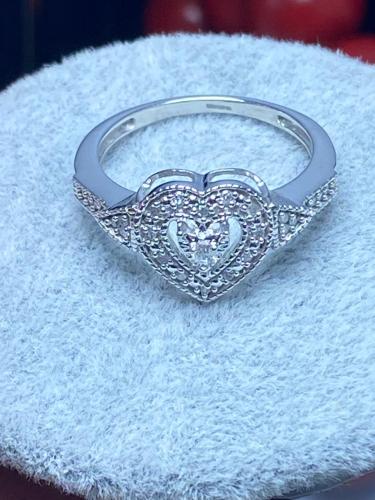 خاتم فضة بتصميم قلب مرصّع بفصوص الماس الفاخرة