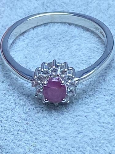 ياقوت طبيعي مطعم بالزركون اللامع