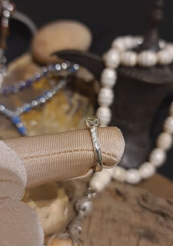 خاتم نسائي انيق وناعم بحجر الزركن الاخضر الطبيعي ب...