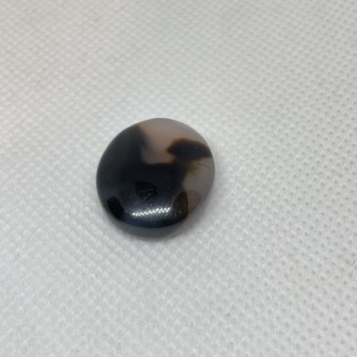 حجر عقيق يماني مصور ( رجل يقرأ ) نادر