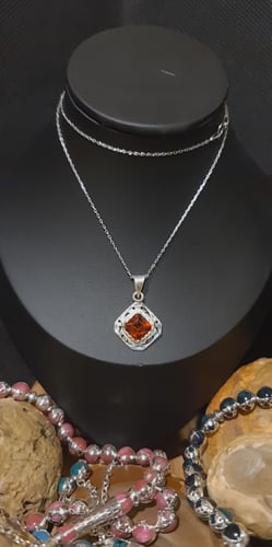 تعليقة جميلة وانيقة بحجر القارنت الطبيعي بصياغه يد...