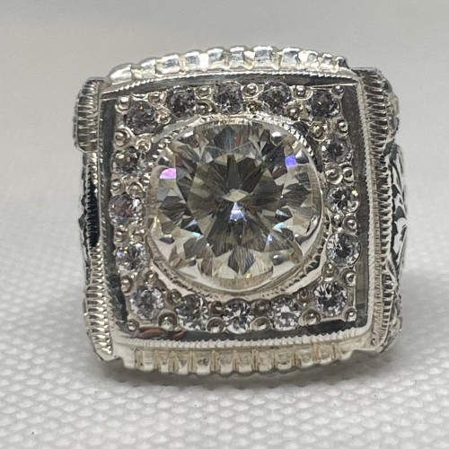 خاتم مميز و فريد ب حجر الموزنايت ( بديل الالماس) م...