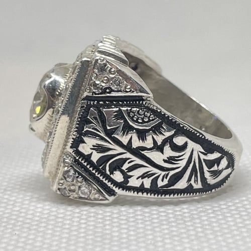 خاتم مميز و فريد ب حجر الموزنايت ( بديل الالماس) م...