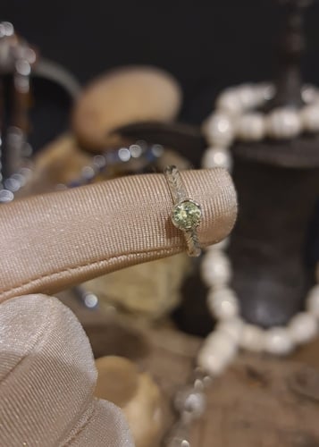 خاتم نسائي انيق وناعم بحجر الزركن الاخضر الطبيعي ب...