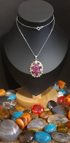 قلادة مميزة بحجر الياقوت الافريقي الطبيعي مطعم ب 7...