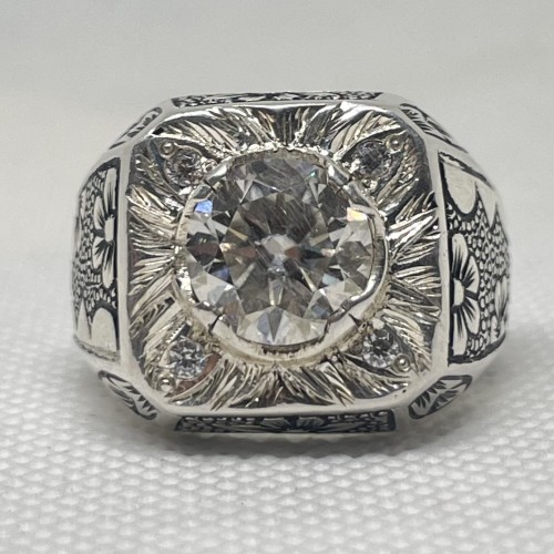 خاتم مميز ب حجر الموزنايت ( بديل الالماس ) مطعم زي...