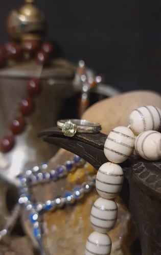 خاتم نسائي انيق وناعم بحجر الزركن الاخضر الطبيعي ب...