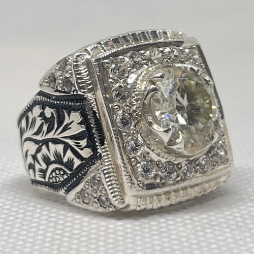 خاتم مميز و فريد ب حجر الموزنايت ( بديل الالماس) م...