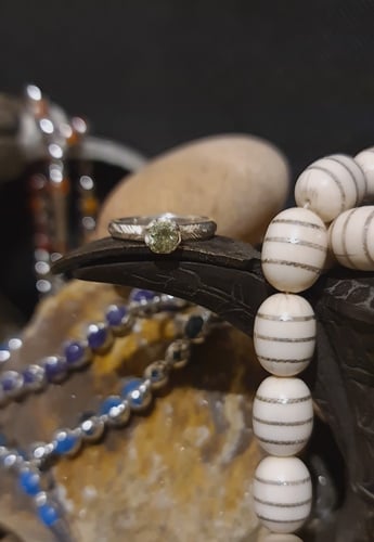 خاتم نسائي انيق وناعم بحجر الزركن الاخضر الطبيعي ب...