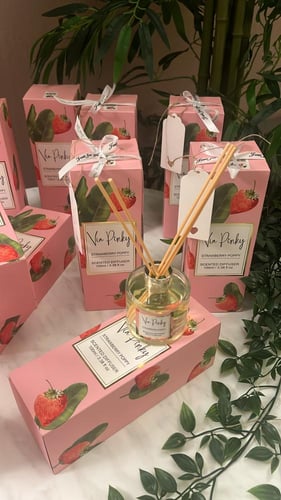 فواحه الفراوله ١٠٠ملي هديه مع بطاقه تهنئه حسب الطل...