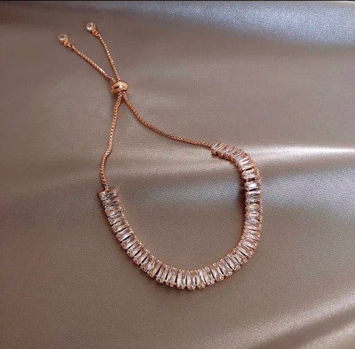 اسوارة بالذهب الوردي مرصعة بحجر الزركون